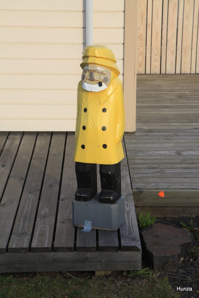 Statuette en bois devant une maison dans le village de Stykkishólmur