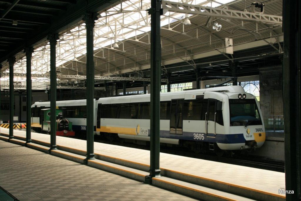 Un train FEVE dans la gare de Santander à Bilbao