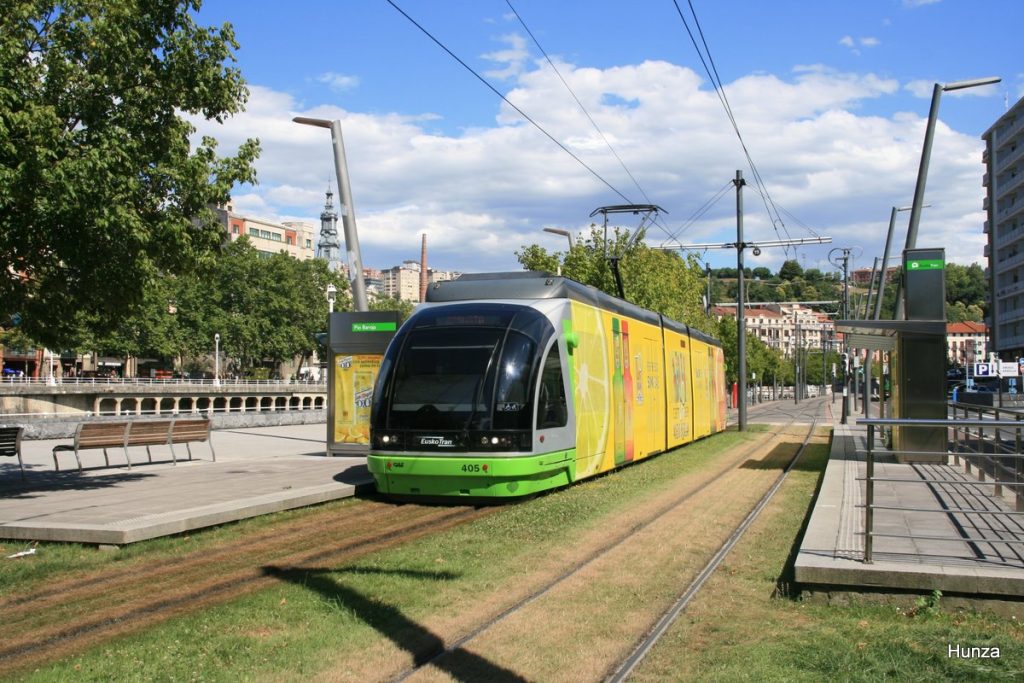 Le tramway Euskotren à l’arrêt Pio Baroja dans le centre de Bilbao