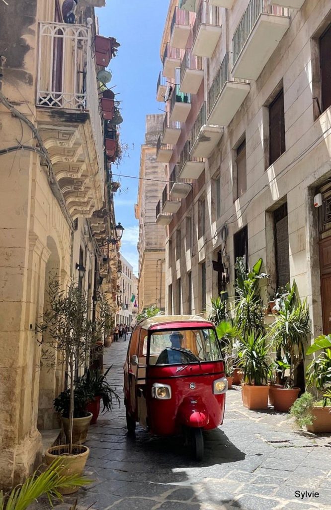 Ape Piaggio dans la via Dione à Ortygie, centre historique de Syracuse en Sicile