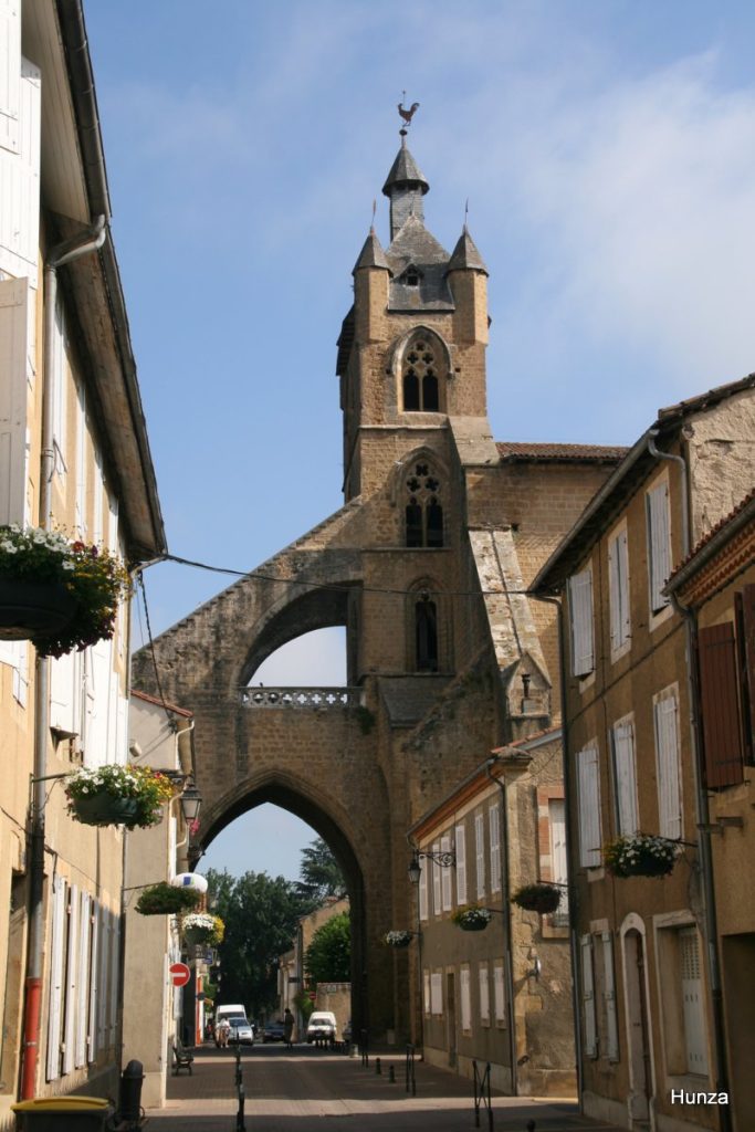 Arcs-boutants de l'église Sainte-Marie au-dessus de la rue de l'Évêché à Mirande