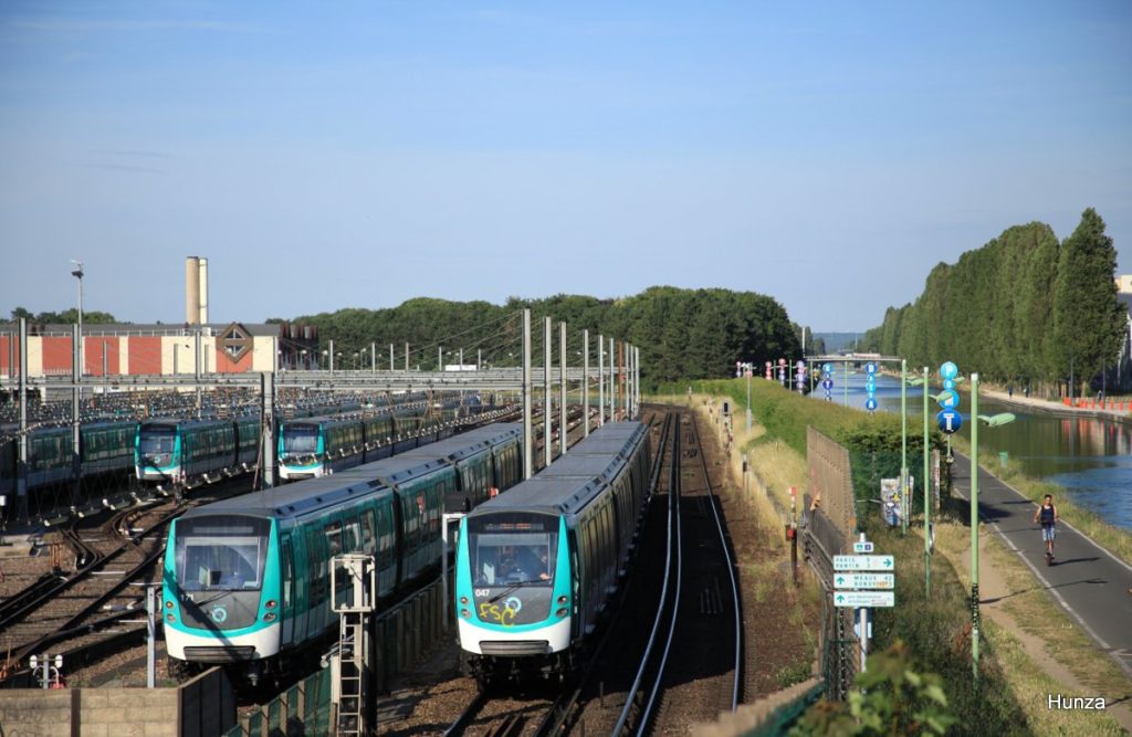 Les ateliers de maintenance de la ligne 5 du métro à Bobigny le long du canal de l'Ourcq