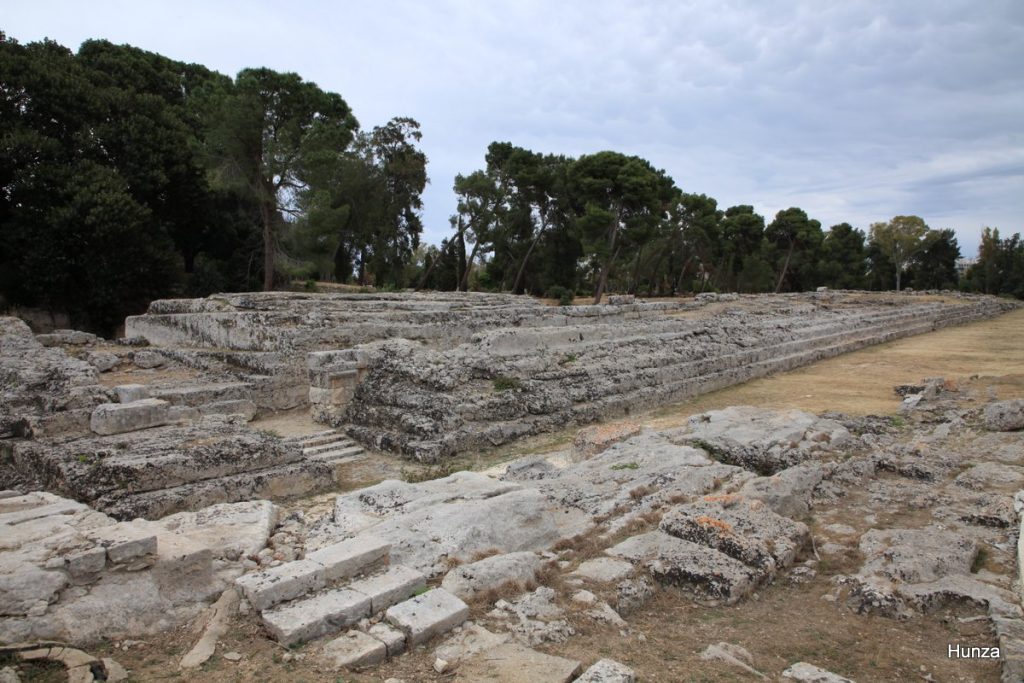 Vestiges de l'autel de Hiéron II dans le parc archéologique de Néapolis à Syracuse