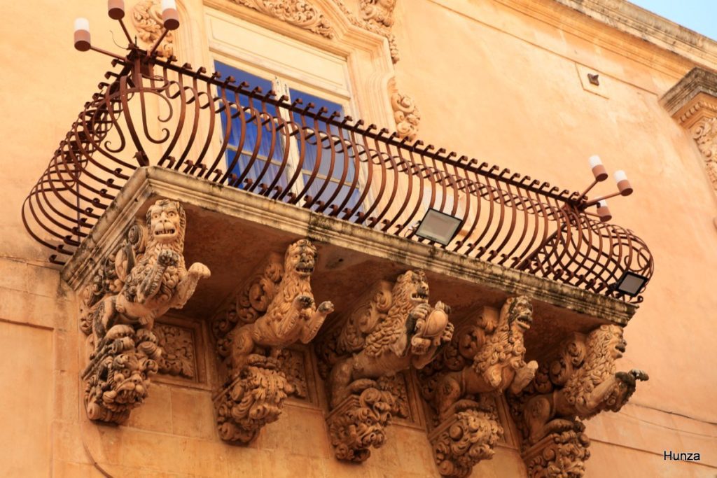 Balcon sculpté du palais Nicolaci di Villadorata à Noto