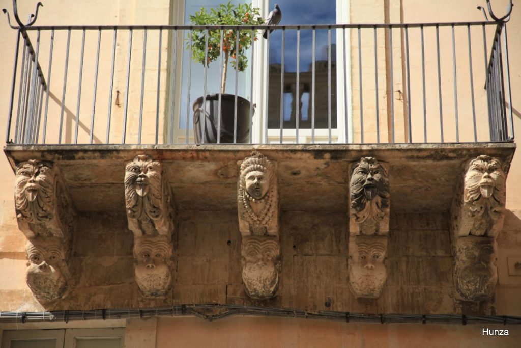 Balcon sculpté sur le Corso Vittorio Emanuele à Noto en Sicile
