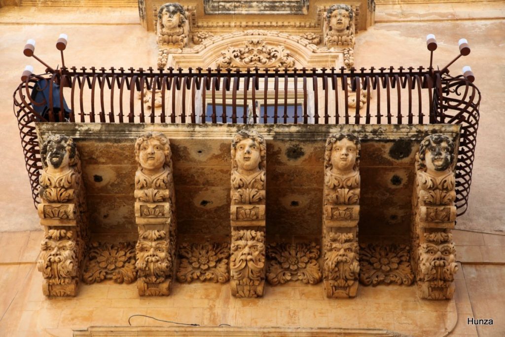 Balcon du palais Nicolaci di Villadorata à Noto