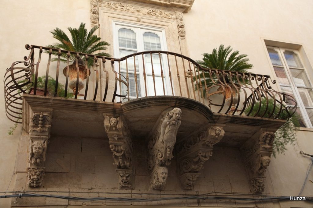 Balcons en fer forgé dans le centre historique d'Ortygie