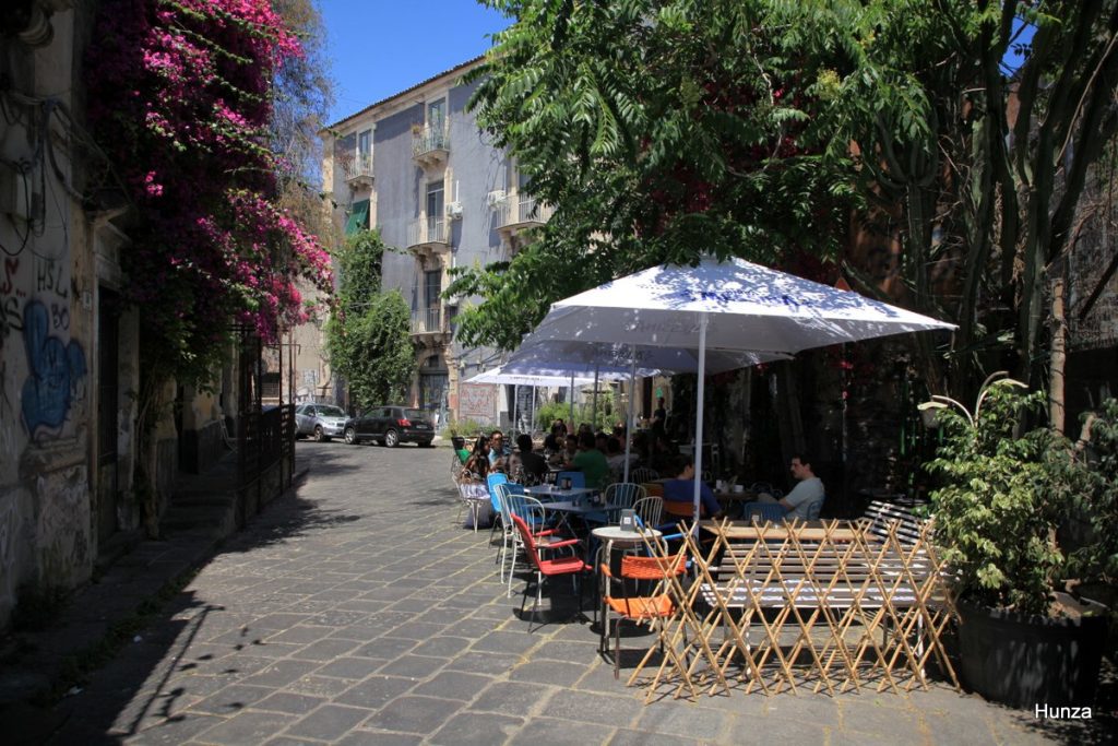 Terrasse du café Barnaut dans une ruelle du centre historique de Catane