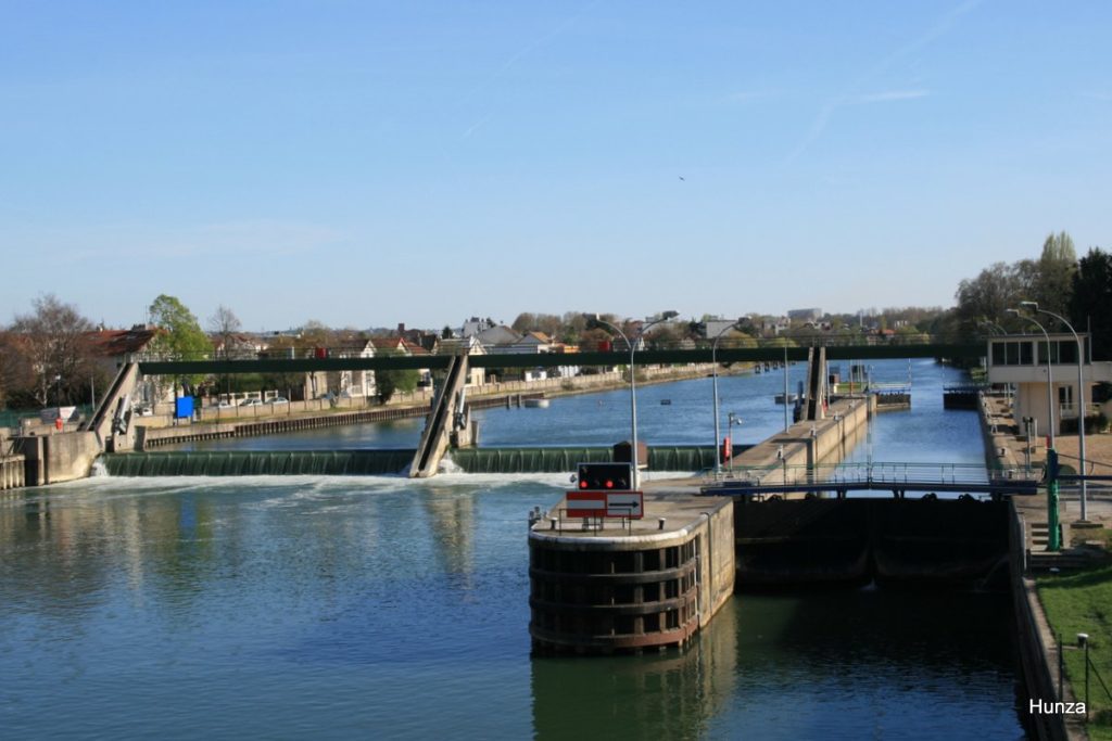 Barrage-écluse de Créteil sur la Marne avec son écluse de navigation