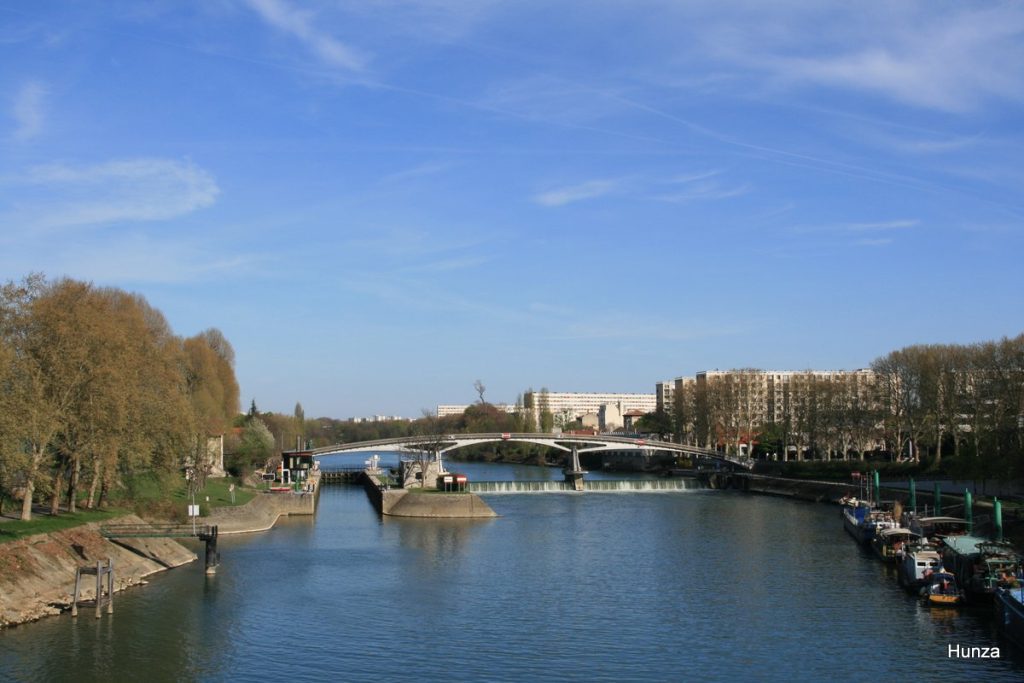 Barrage-écluse de Saint-Maurice sur la Marne vu depuis le pont de Charenton, entre Saint-Maurice et Maisons-Alfort