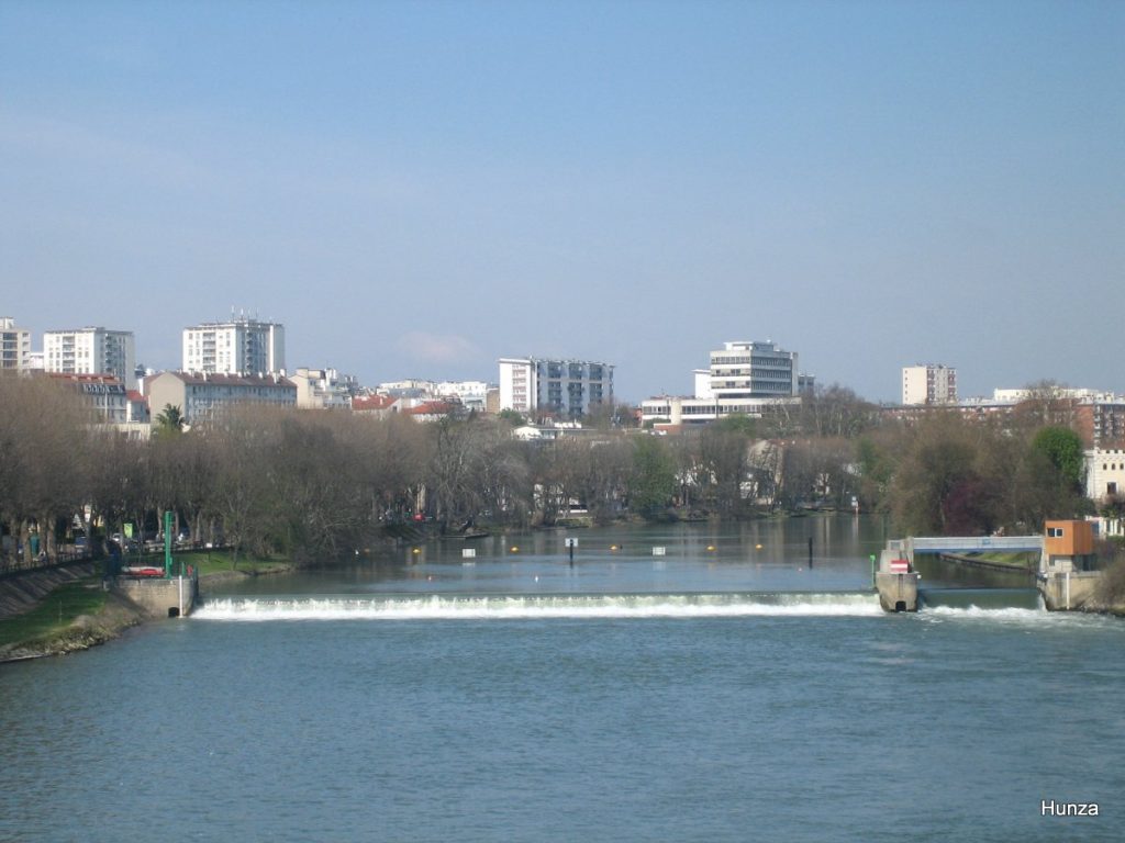 Barrage de Joinville-le-Pont sur la Marne vu depuis le pont du Petit Parc