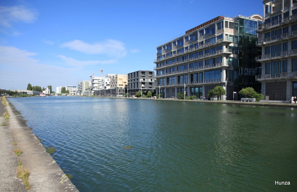 Vue du bassin du Port à Pantin et des nouveaux aménagements des berges du canal de l'Ourcq