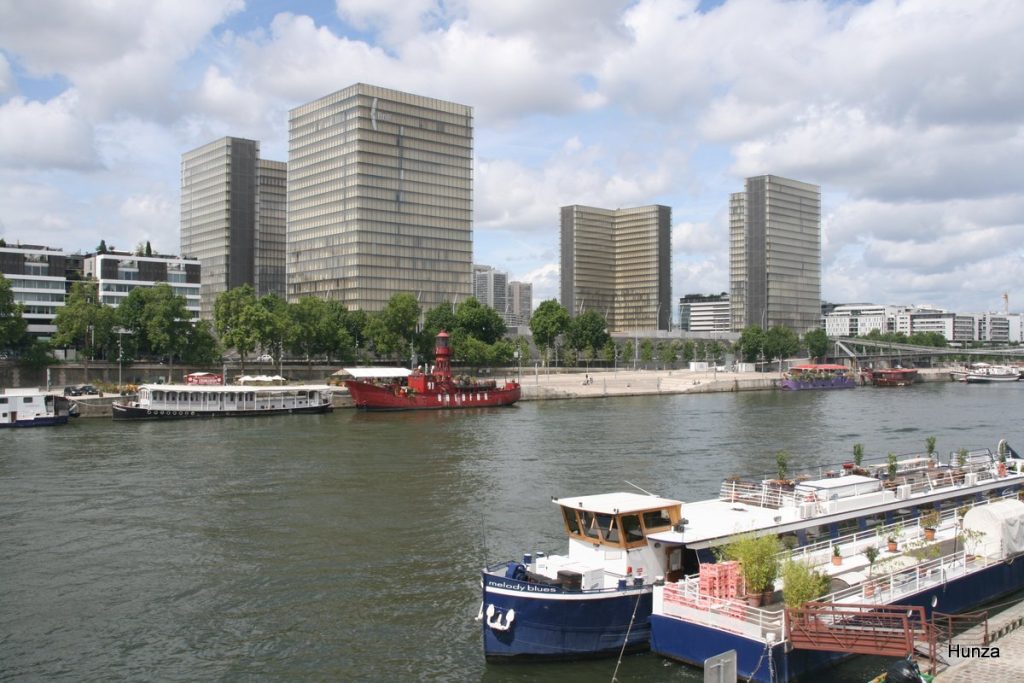 Bibliothèque nationale de France et quais de Seine vus depuis le pont de Tolbiac à Paris