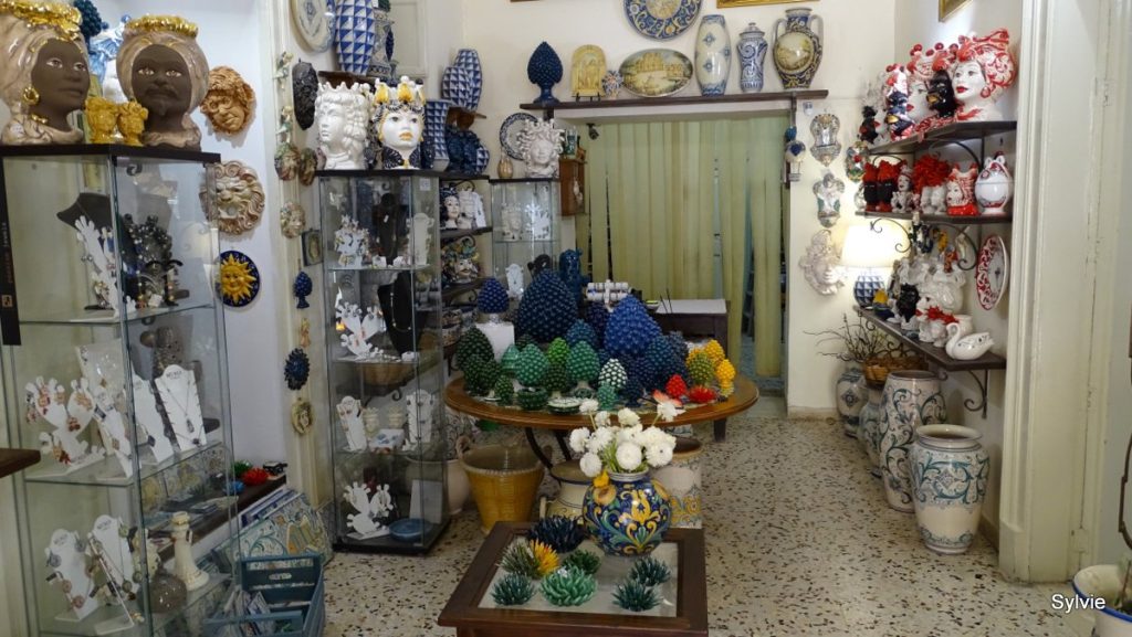 Boutique de céramiques artisanales à Caltagirone en Sicile