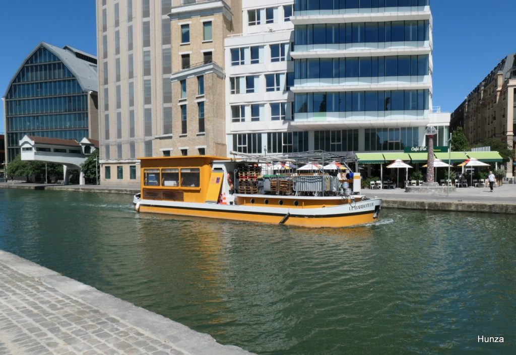 Bateau naviguant sur le canal de l'Ourcq à Pantin