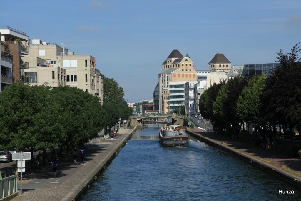 Vue sur le canal de l'Ourcq depuis la passerelle de l'Hôtel de Ville en direction des anciens grands moulins de Pantin
