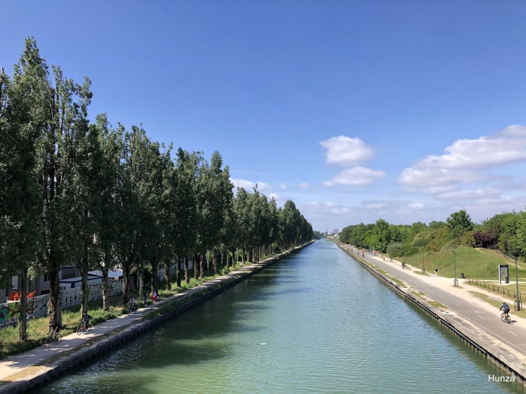 Vue du canal de l'Ourcq et du parc départemental de la Bergère depuis la passerelle Pierre-Simon-Girard à Bobigny