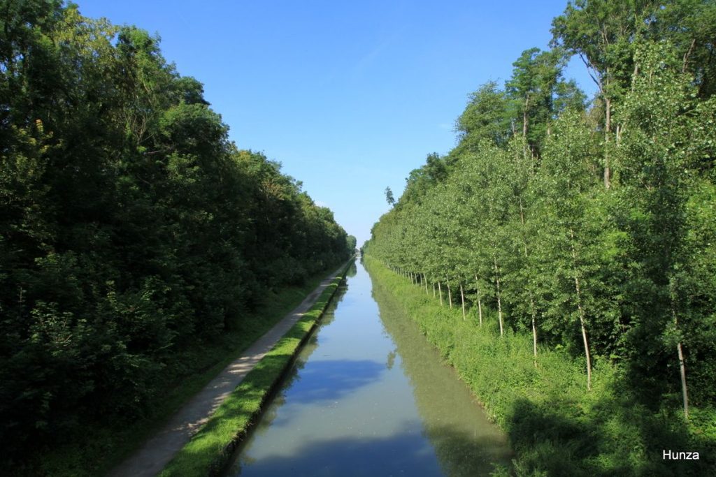 Vue du canal de l'Ourcq depuis le pont du parc forestier de la Poudrerie à Sevran