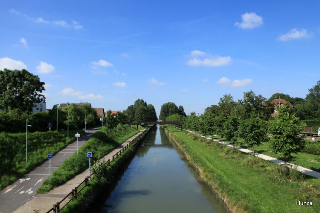 Vue du canal de l'Ourcq depuis le pont de Freinville en direction de la passerelle de Freinville à Sevran