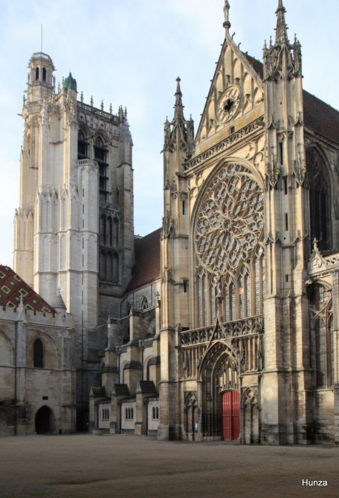La façade sud de la cathédrale Saint-Étienne de Sens et sa grande rose gothique.