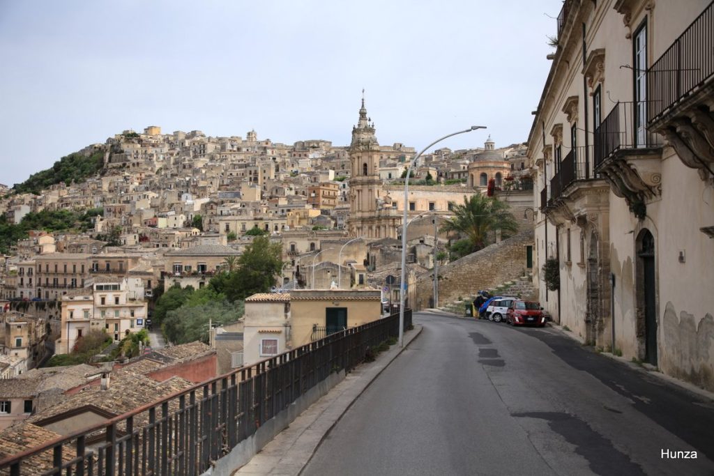 Vue vers la cathédrale San Giorgio et le  belvédère Pizzo de Modica