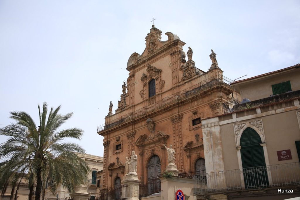 Cathédrale San Pietro de Modica et son monumental escalier bordé de statues en Sicile
