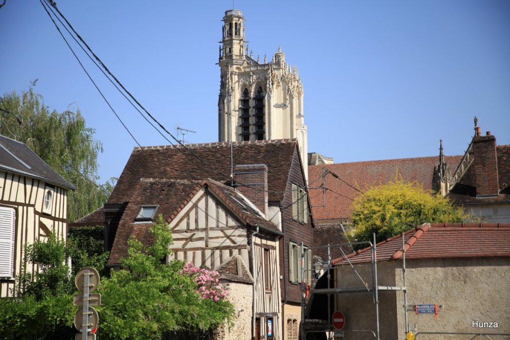 Vue de la cathédrale Saint-Étienne de Sens depuis la rue Abélard