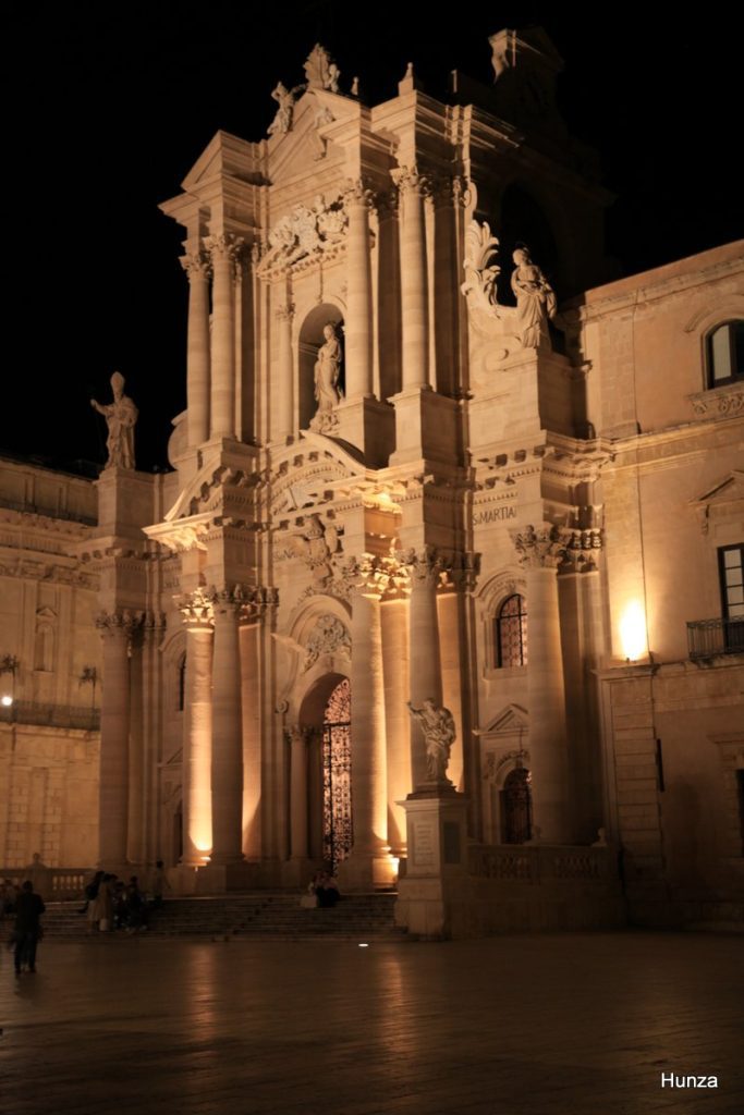 Façade illuminée de la cathédrale de Syracuse de nuit