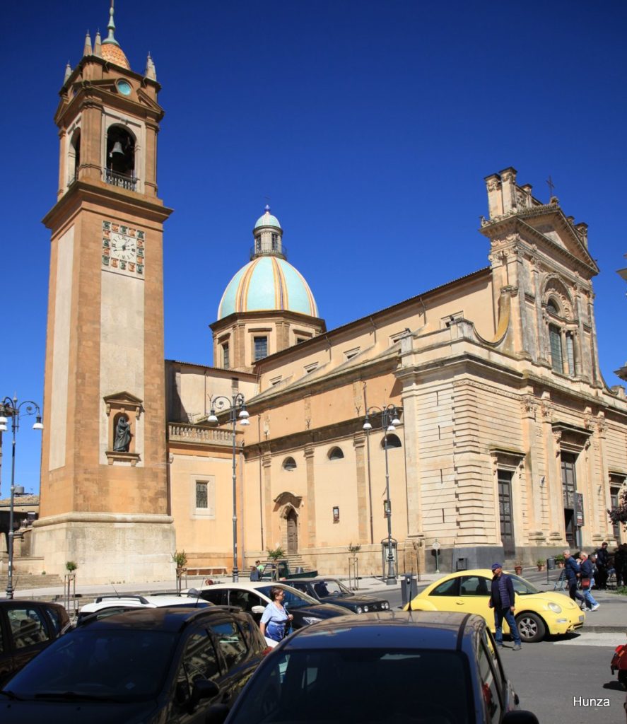 Cathédrale San Giuliano et son clocher recouvert de céramiques à Caltagirone en Sicile