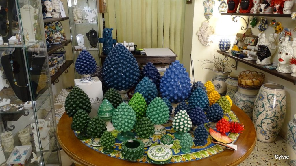Céramiques artisanales exposées dans une boutique de Caltagirone en Sicile