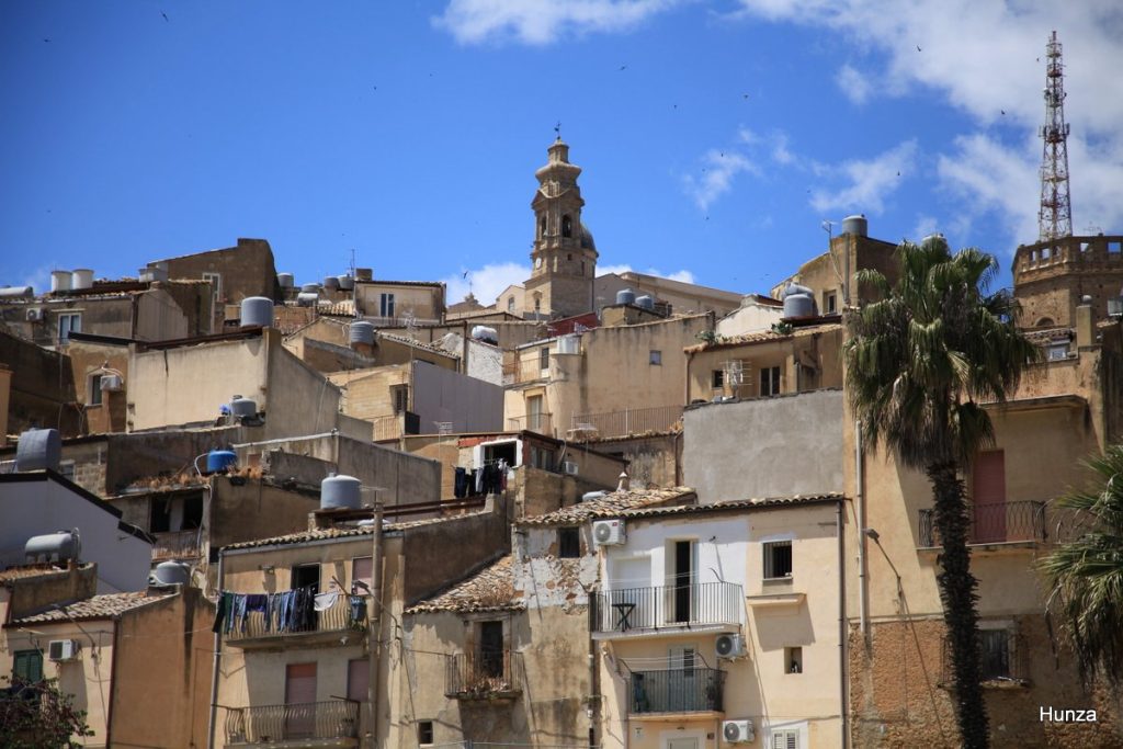 Le clocher de l'église Santa Maria del Monte au-dessus des maisons de Caltagirone