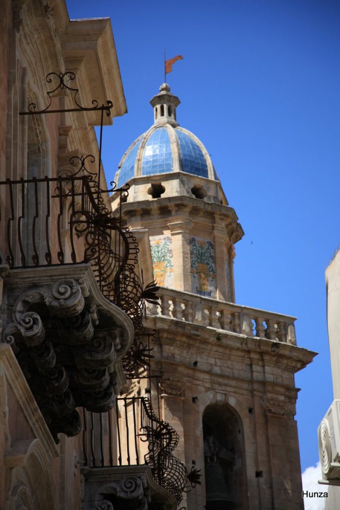 Dôme recouvert de faïences bleues de la Chiesa di Santa Maria dell'Itria à Raguse