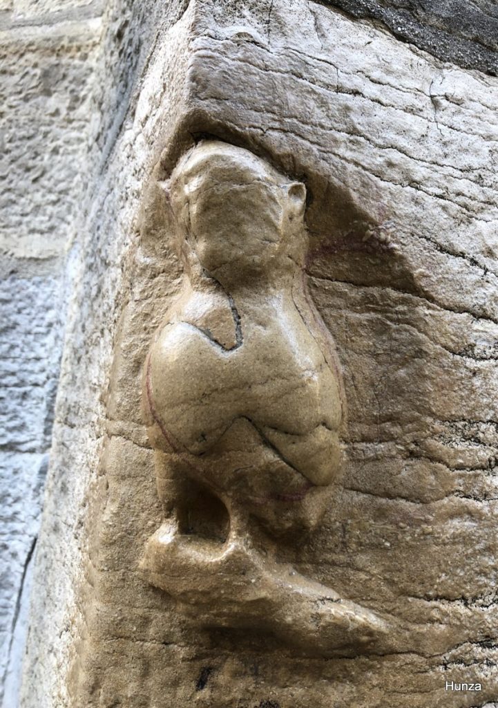 La chouette sculptée sur le mur de l'église Notre-Dame de Dijon