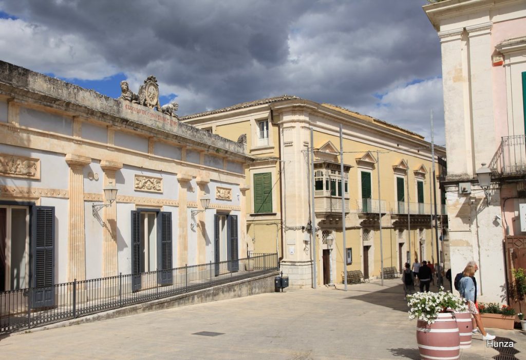 Palazzo Arezzo di Donnafugata et Circolo di Conversazione sur la Piazza Duomo à Raguse Ibla