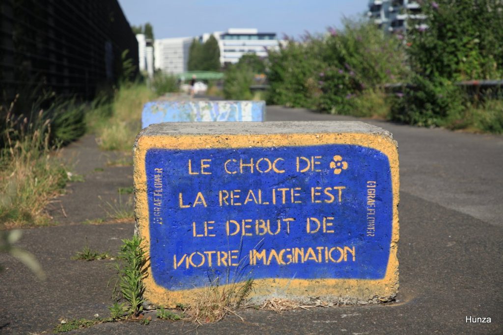 Bloc de béton peint au bord du bassin du Port à Pantin