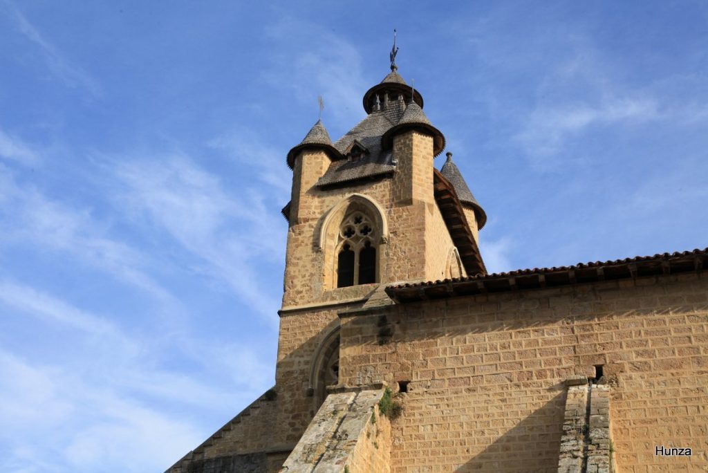Vue du clocher de l'église Sainte-Marie de Mirande, remarquable par ses tourelles coiffées de toits en poivrière.