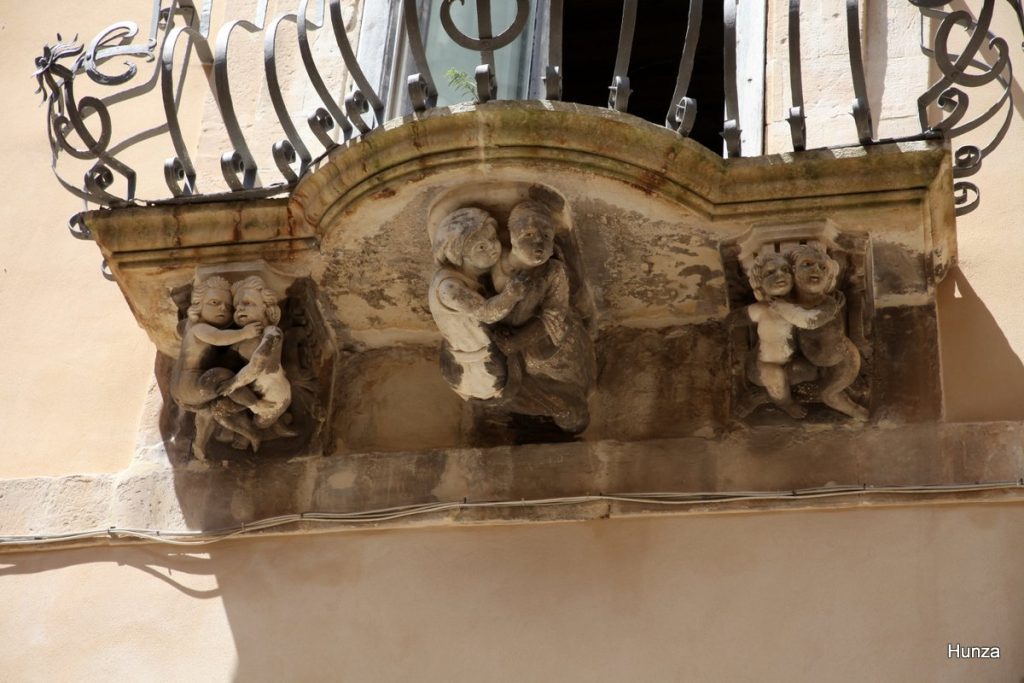 Détail des consoles sculptées du balcon du Palazzo La Rocca à Raguse Ibla