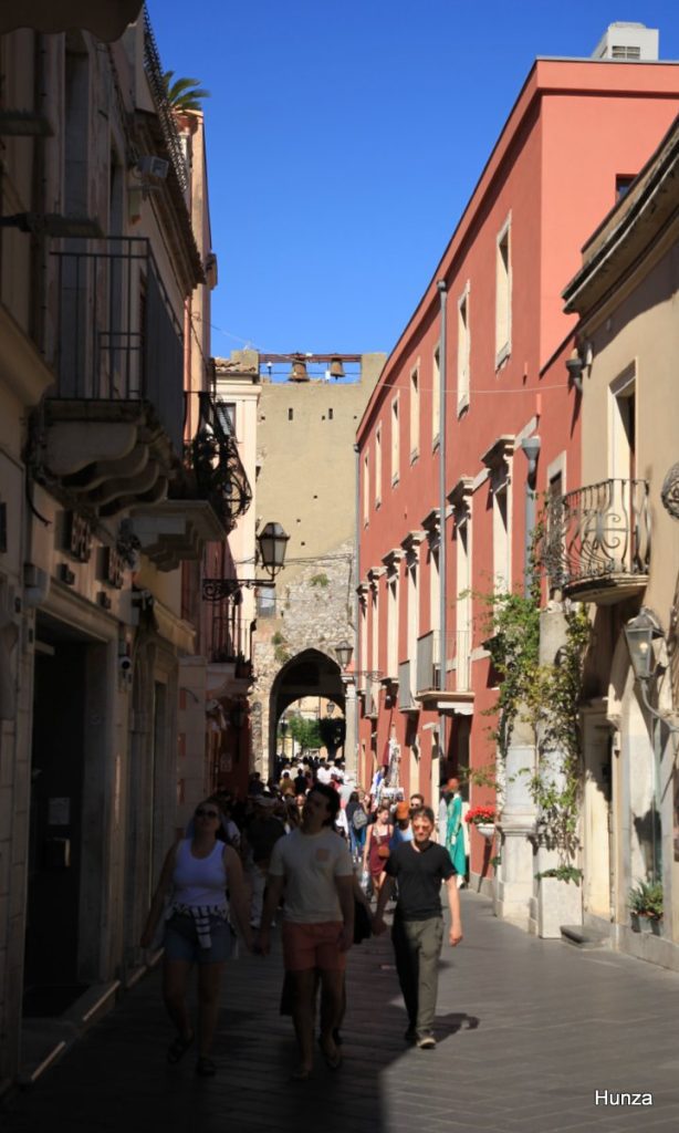 Touristes dans le Corso Umberto au centre historique de Taormine