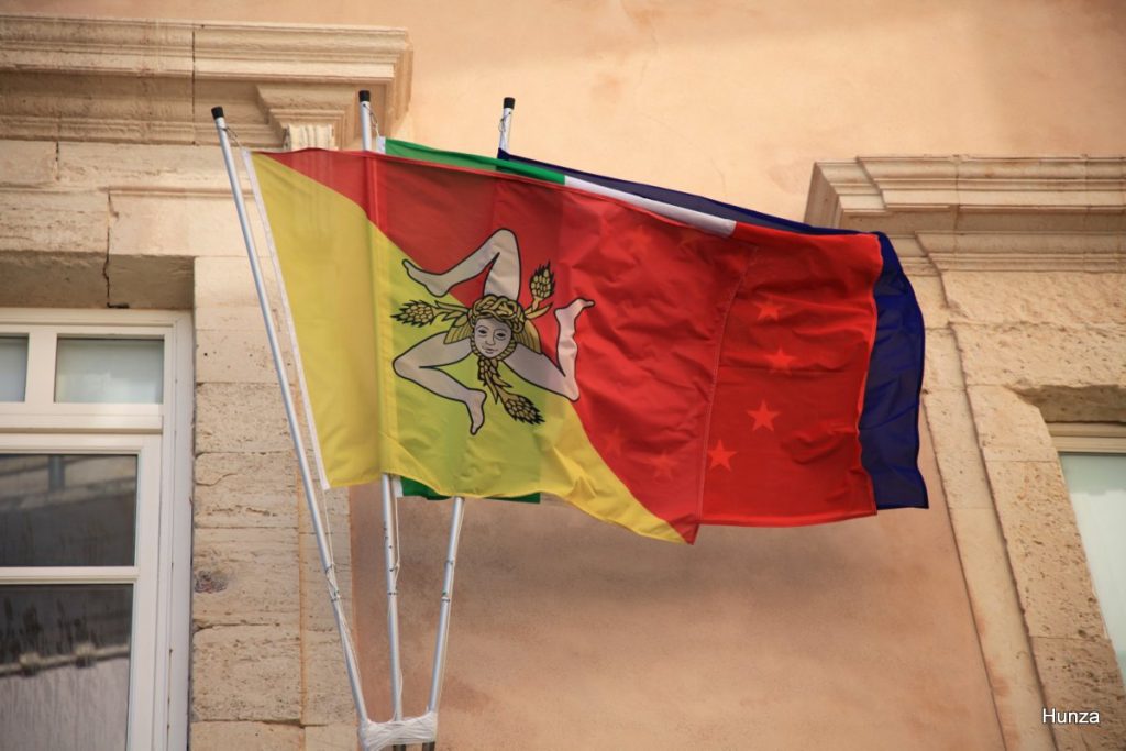 Drapeau de la Sicile avec le symbole de la Trinacrie à Syracuse