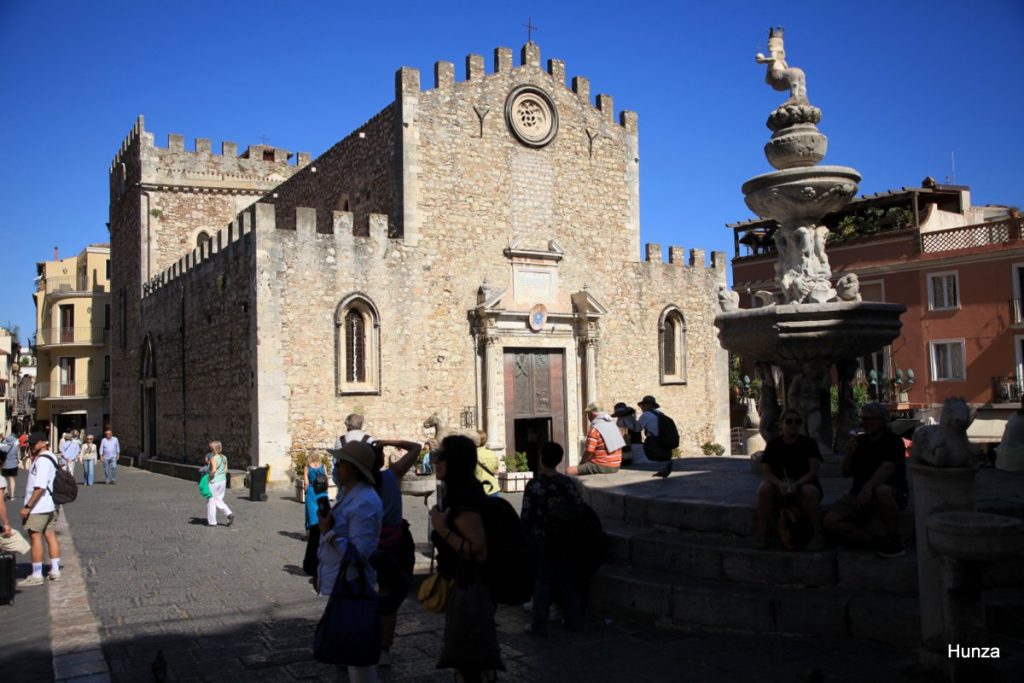 Cathédrale de Taormine et Piazza del Duomo