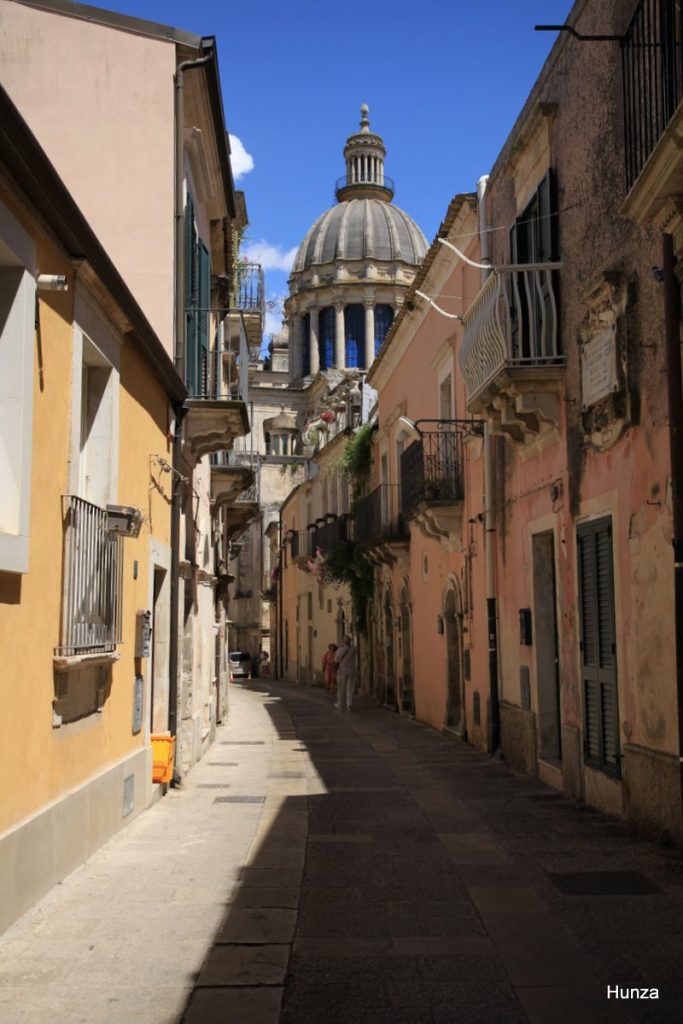 Vue sur la coupole du Duomo di San Giorgio depuis une ruelle de Raguse Ibla