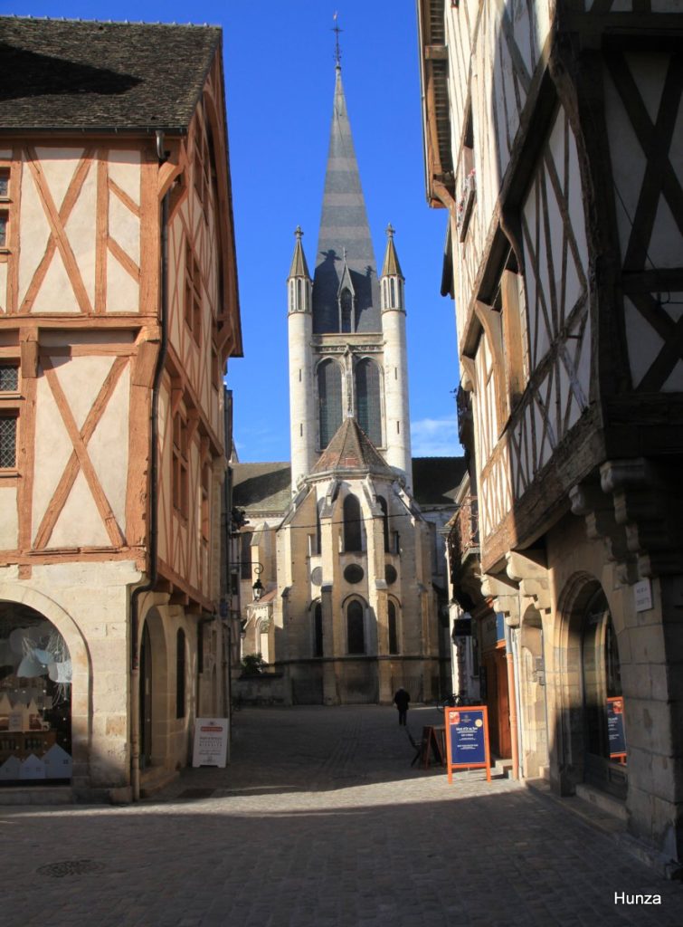 Chevet de l'église Notre-Dame vu depuis la rue de la Chouette à Dijon