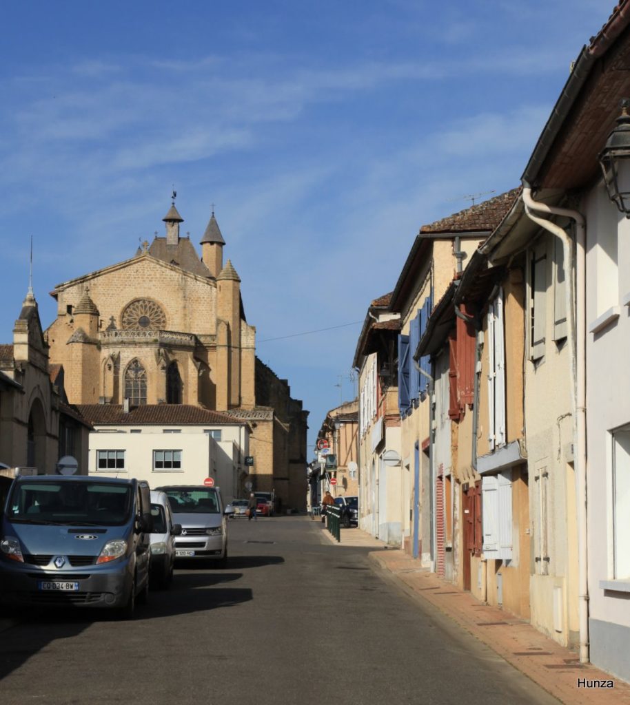 Chevet de l'église Sainte-Marie de Mirande vu depuis la rue des Écoles dans le Gers