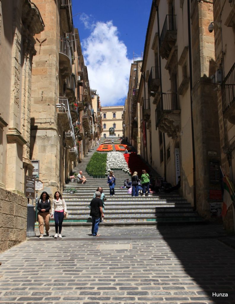 Escalier Santa Maria del Monte décoré de fleurs à Caltagirone en Sicile