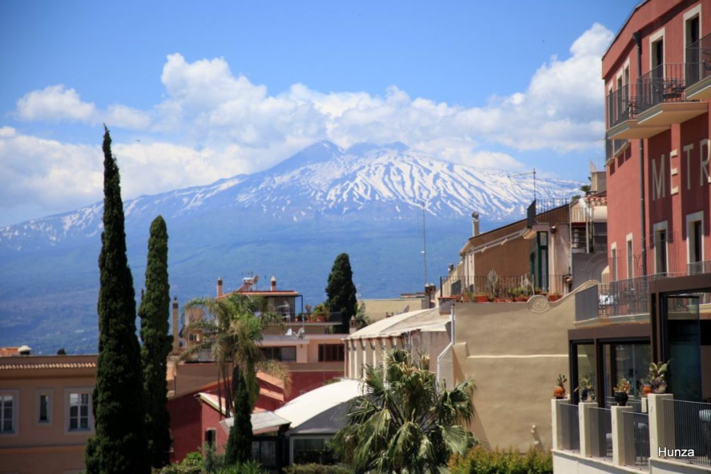 Vue de l'Etna depuis la Piazza IX Aprile à Taormine