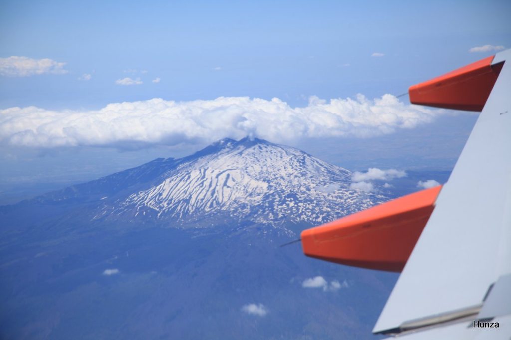 Vue aérienne de l'Etna enneigé depuis un avion ayant décollé de Catane