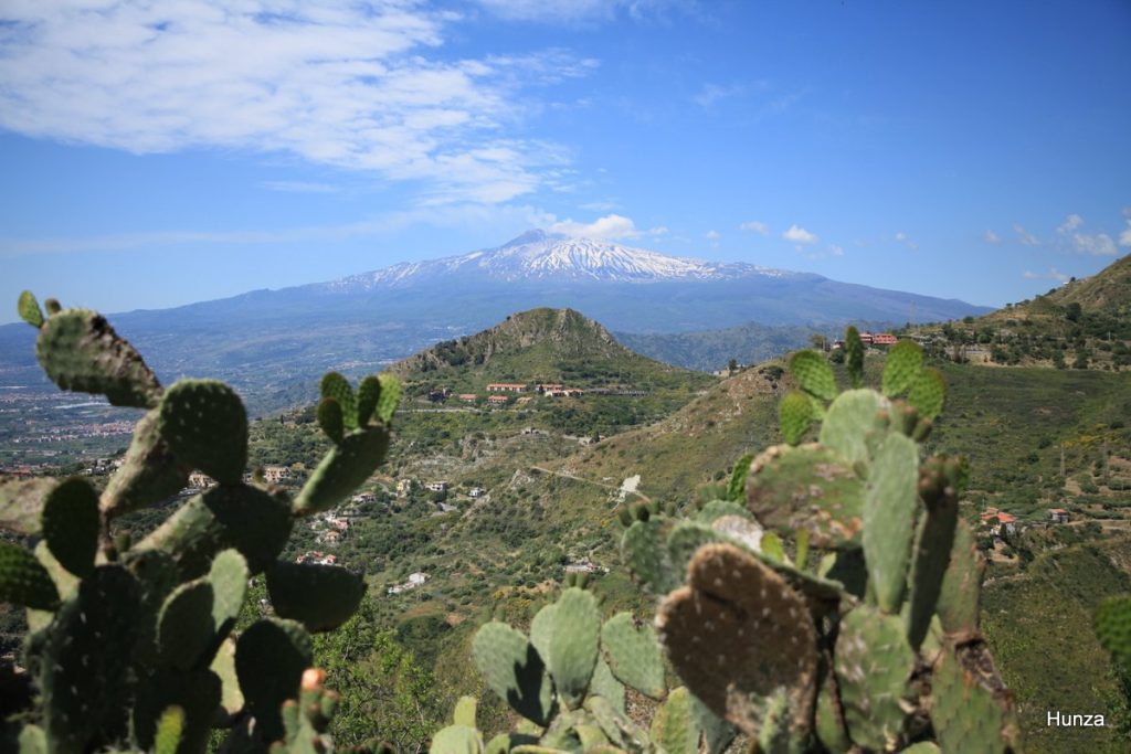 Vue sur l'Etna depuis Castelmola au-dessus de Taormine