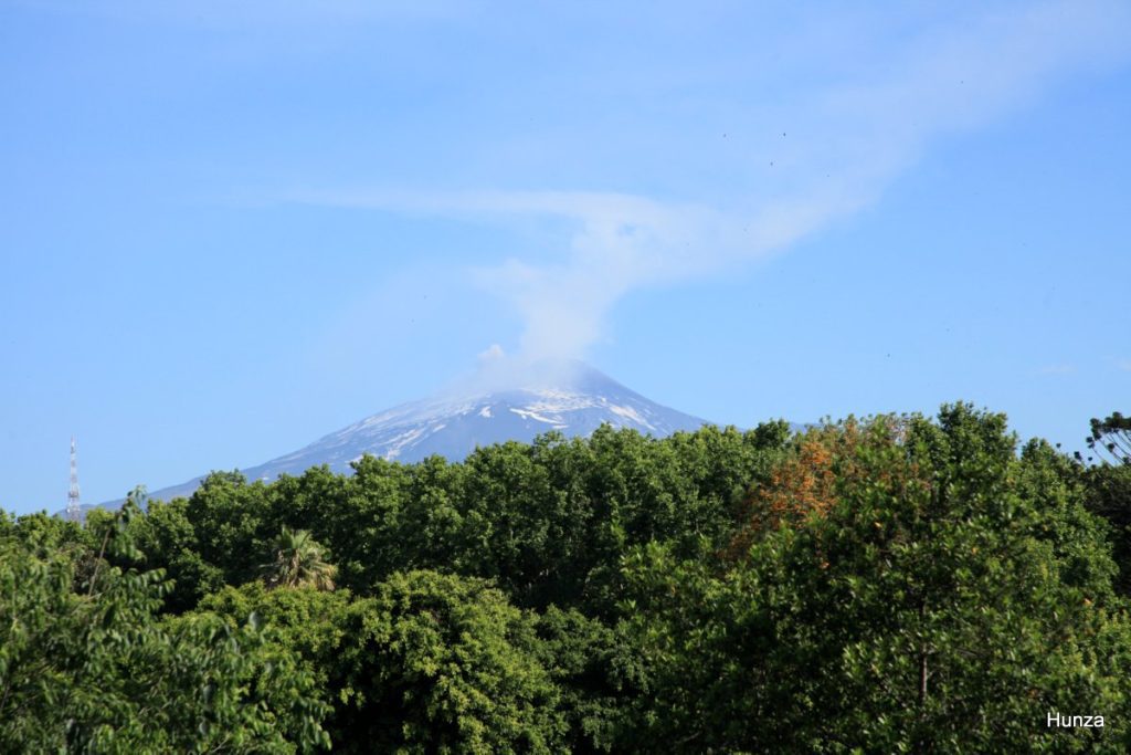Vue sur l'Etna depuis le jardin Bellini à Catane