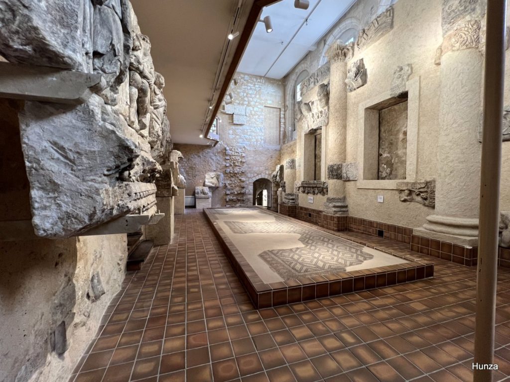 Façade des thermes gallo-romains conservée aux musées de Sens