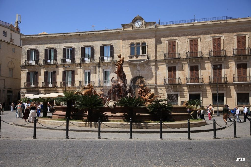 La fontaine de Diane, inspirée de la mythologie grecque, au cœur de la Piazza Archimède, à Syracuse